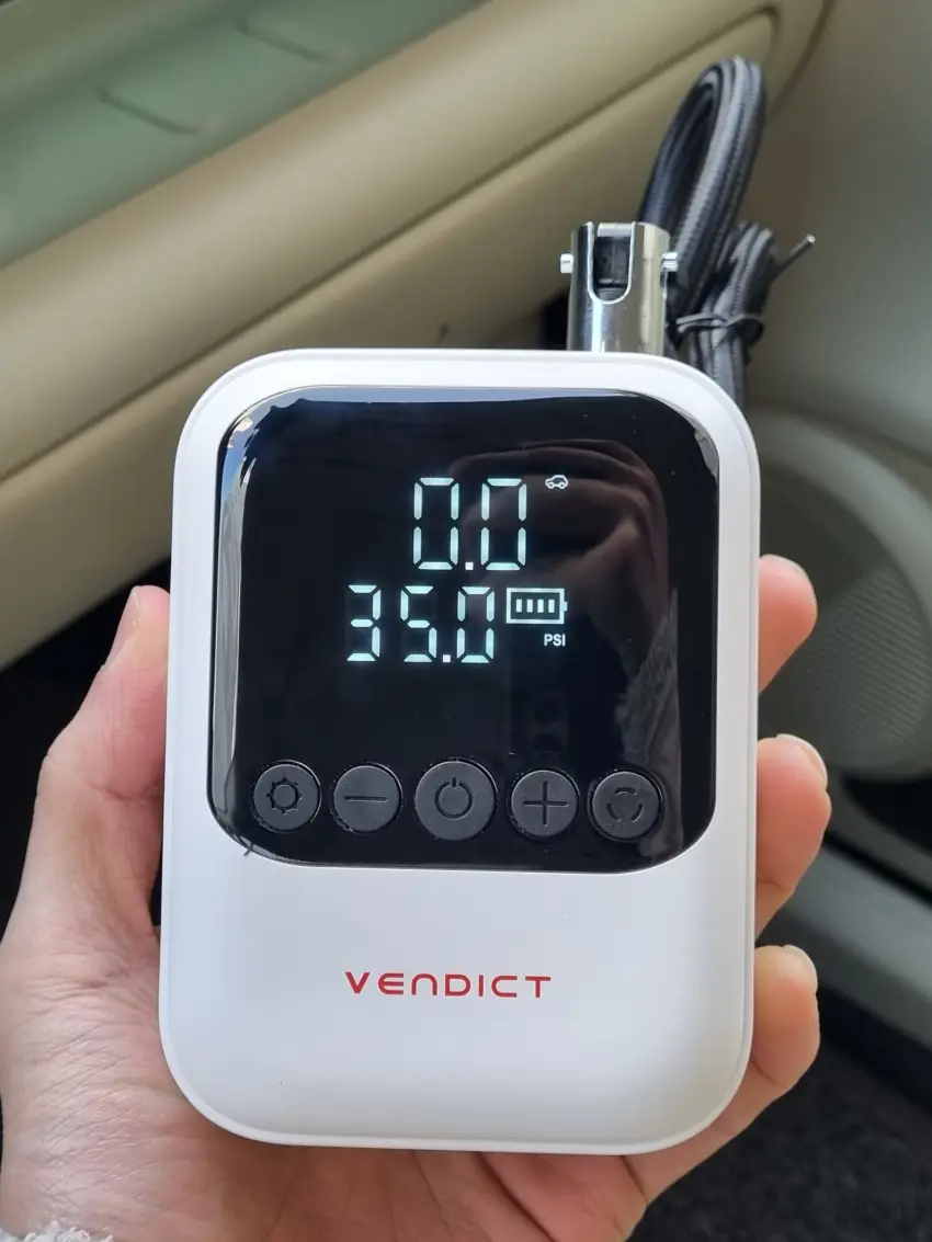 벤딕트 나노는 한 손에 들어도 가벼웠습니다.