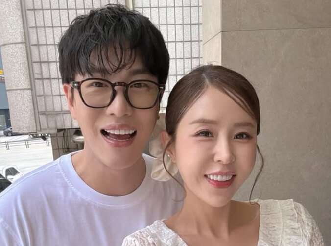 신지 문원 신혼집 거실 대형 창문과 테이블