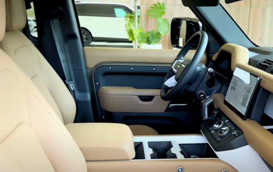 전현무 차 도대체 뭐길래? 랜드로버 디펜더 110 상세정보 (일명 무카)