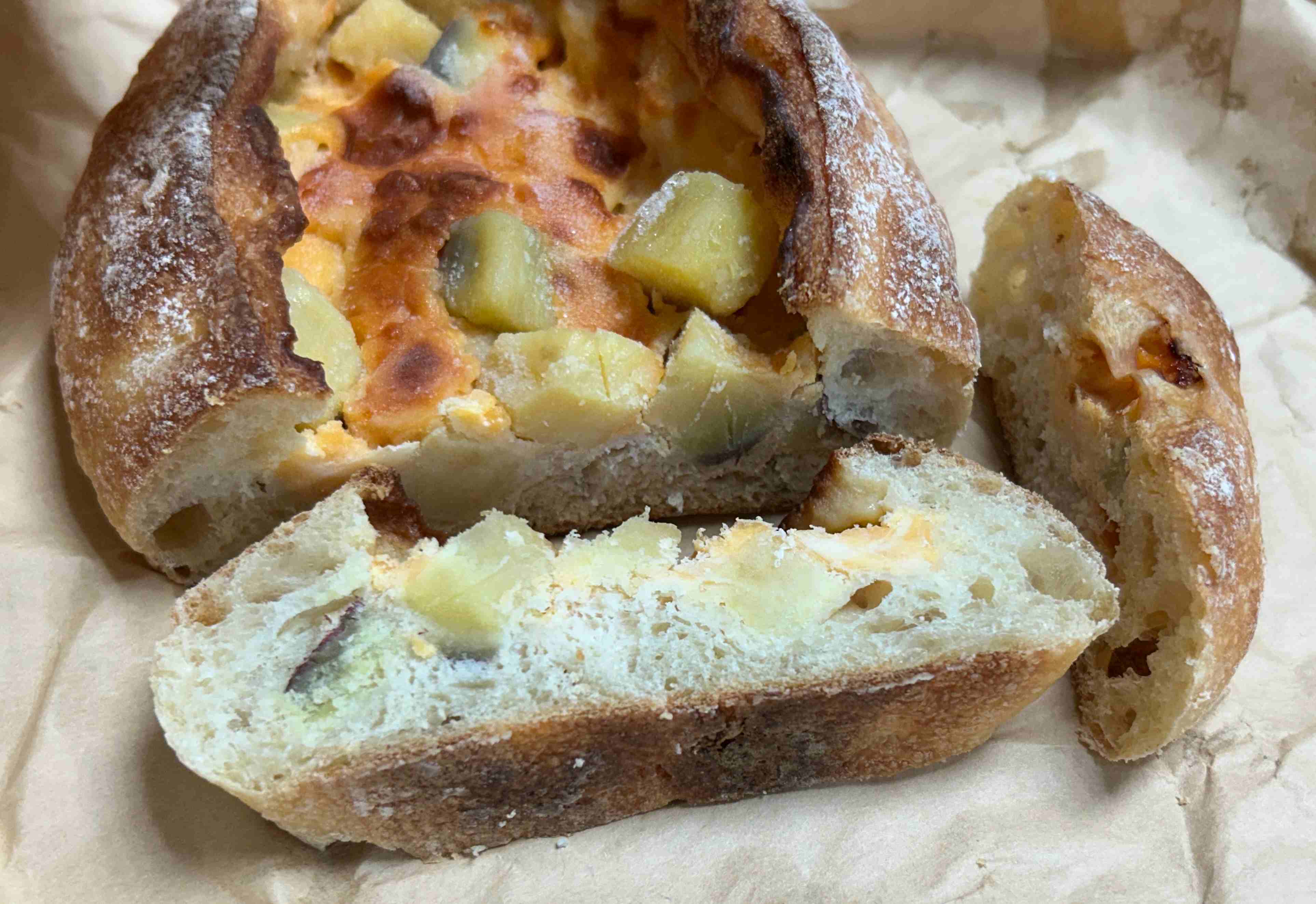 치즈 고구마 사워도우 단면