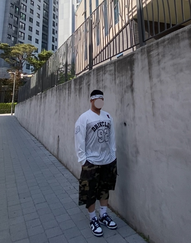 데일리룩('26. 5. 17.)하바행크 클래식 페이슬리 반다나, 드릭스 스트라이프 럭비 티셔츠, 카고브로스 카모 와이드 버뮤다 팬츠, 나이키 삭스 양말, 나이키 덩크로우 범고래