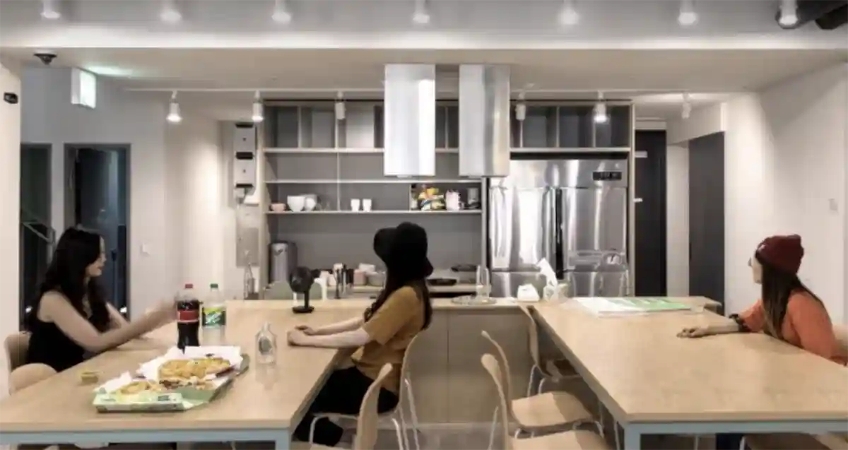 맹그로브-주방에서-휴식을-취하는-여자들