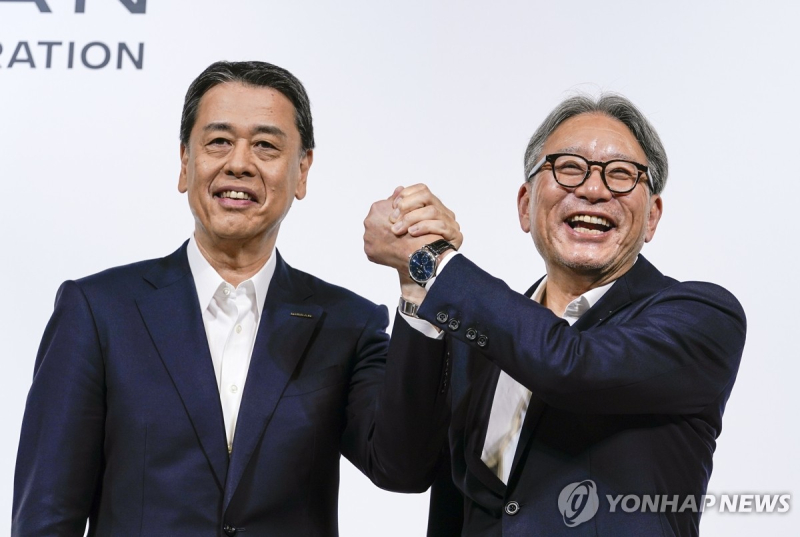 우치다 마코토 닛산자동차 사장(왼쪽)과 미베 도시히로 혼다자동차 사장.