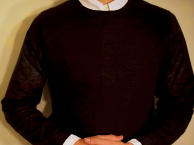 캐시미어 니트를 착용한 모습