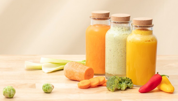 건강-쥬스-3병과-주변에-신선한-야채들이-놓여져-있습니다.