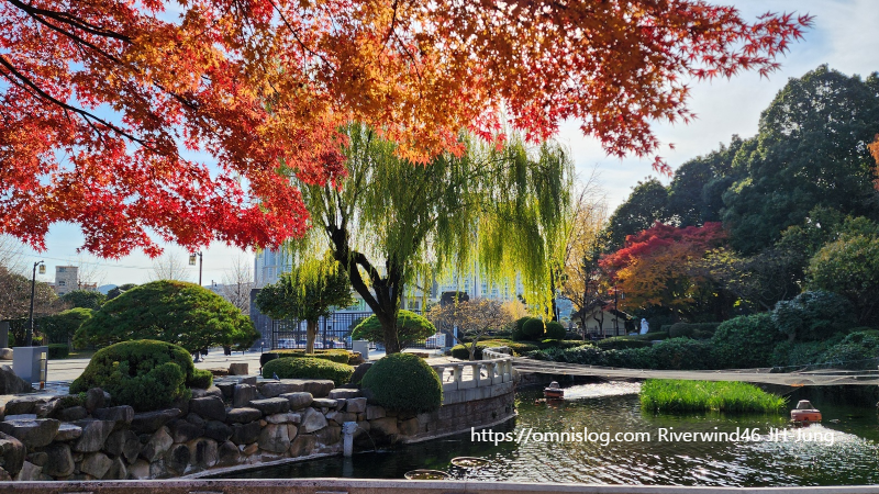 충렬사 애기단풍과 수양버들 연못