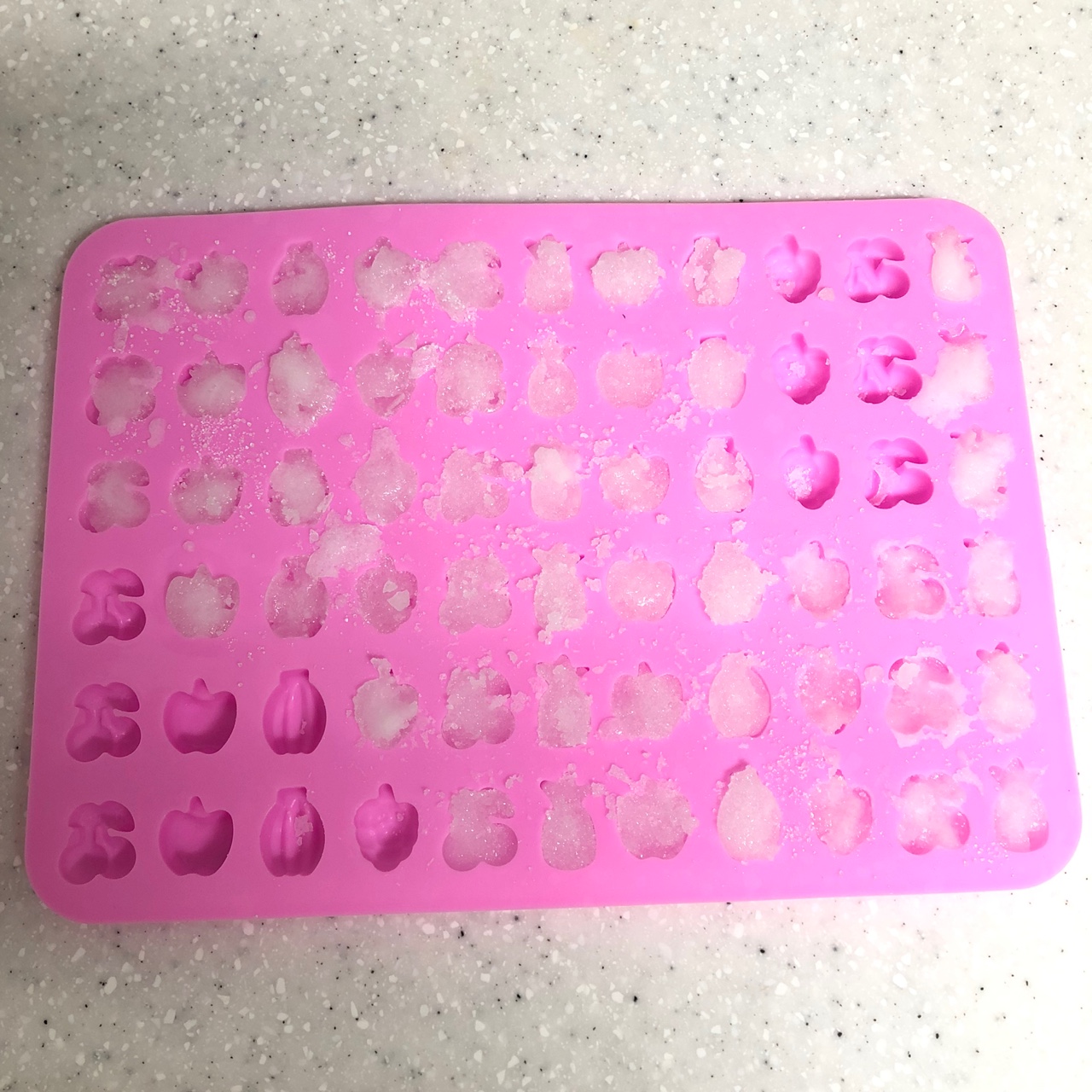 자일리톨 사탕 만들기 2. 30분-1시간 굳힌 사진