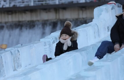 안동 암산얼음축제, 썰매, 빙어낚시, 송어잡기, 자연 그대로의 아름다움을 간직한 안동 암산에서 개최되었습니다.