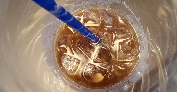 얼음이-담겨있는-커피