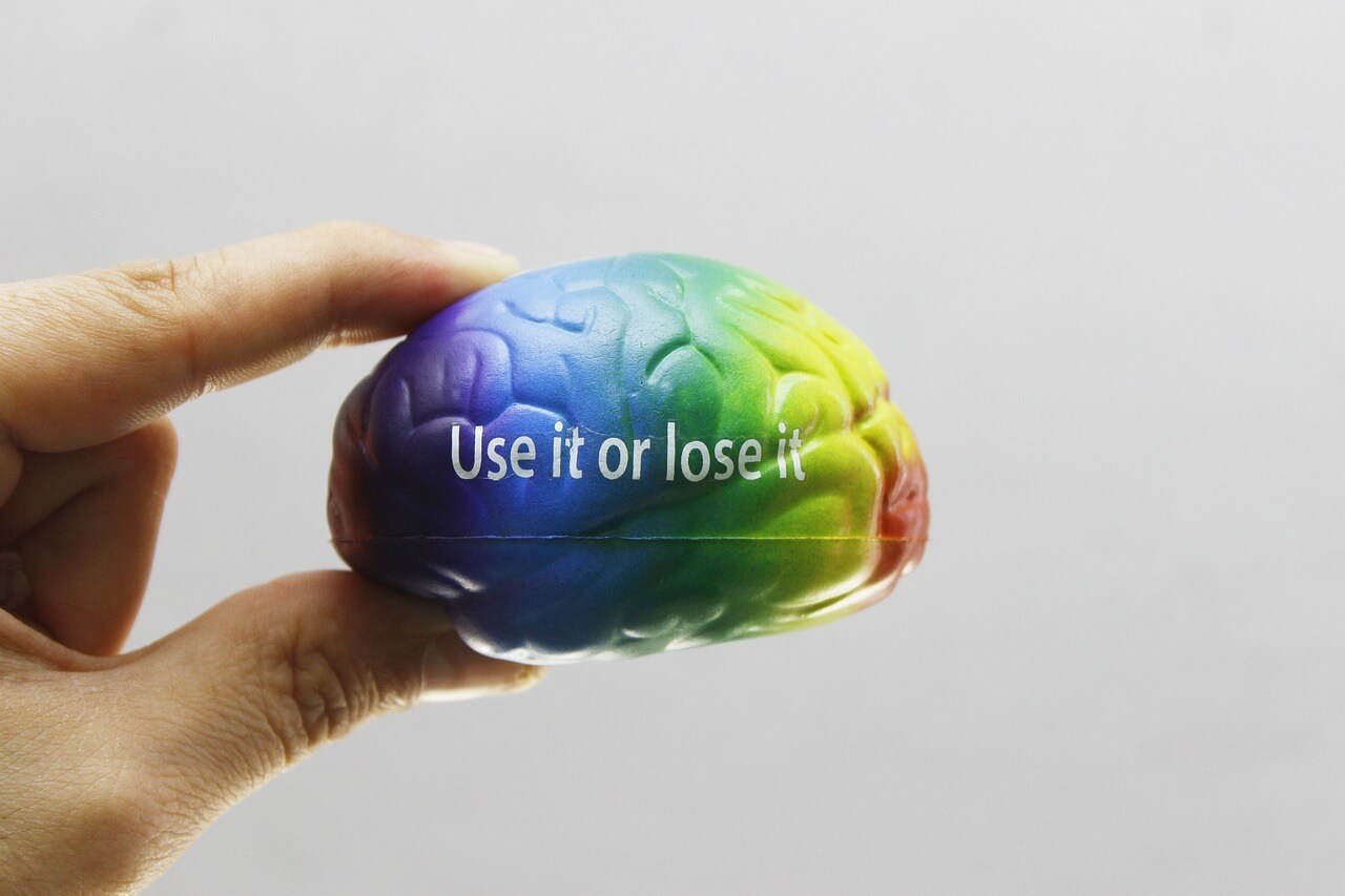 Use it or lose it 이라고 써져있는 알록달록한 색채의 뇌 이미지 사진