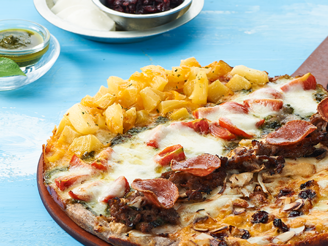 세가지 토핑이 들어간 피자