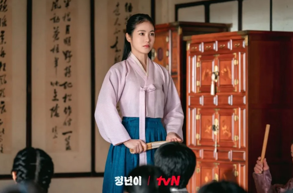 정년이의 라이벌 허영서 (배우 신예은) 사람들이 모인 자리에서 극을 하려고 준비하는 모습. 손에는 부채를 쥐고 있다