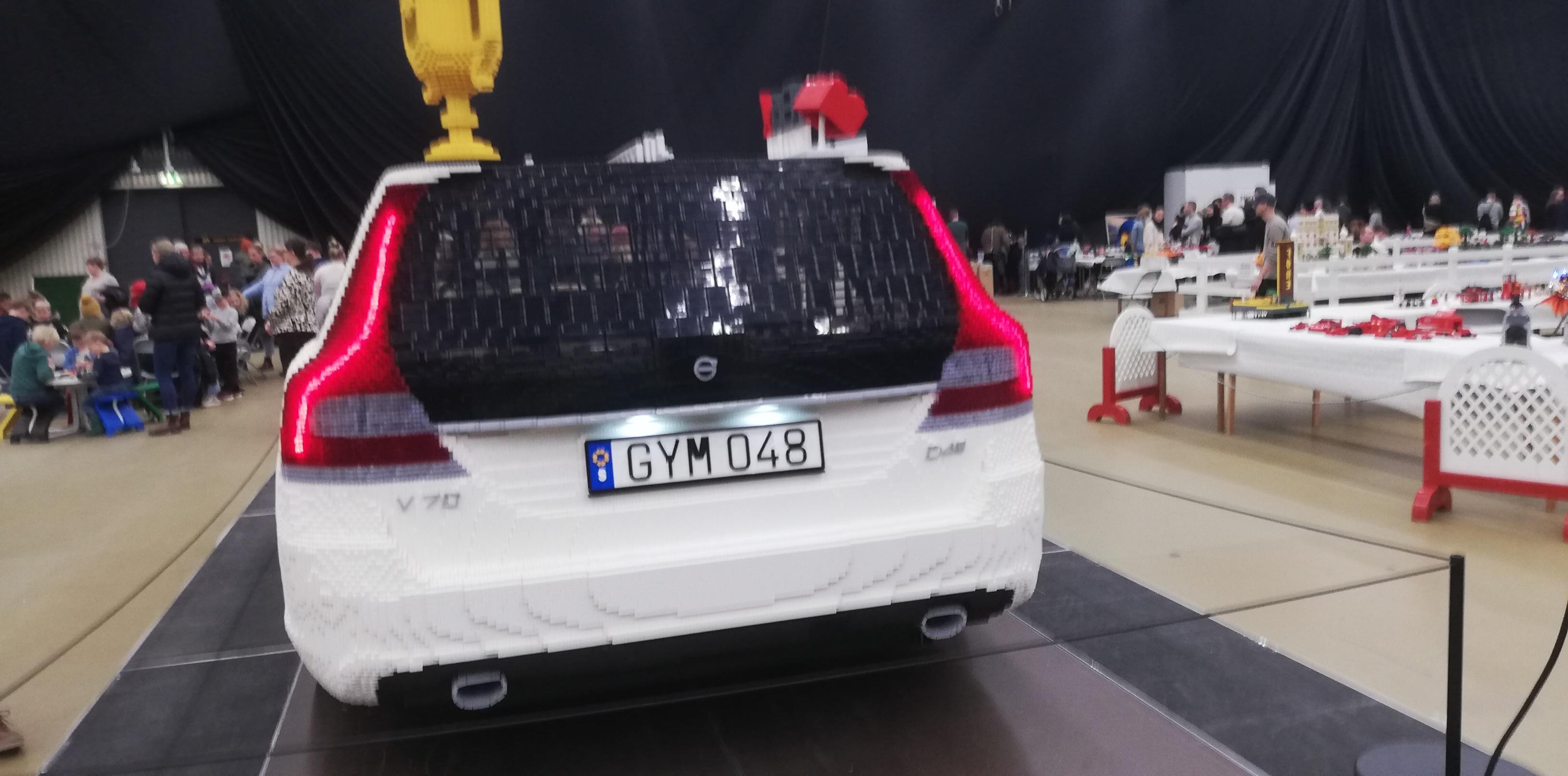 스웨덴 브릭 아티스트 데이비드 구스타프손이 제작한 1:1 실차 크기의 레고 볼보 V70 작품