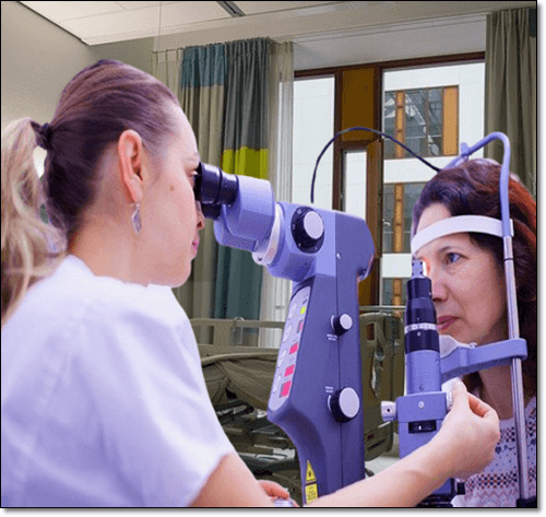 시력검사하는 여자