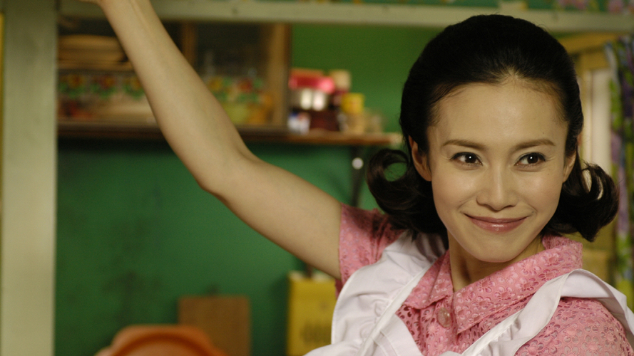 영화 혐오스런 마츠코의 일생 속 미소 짓는 여주인공 모습