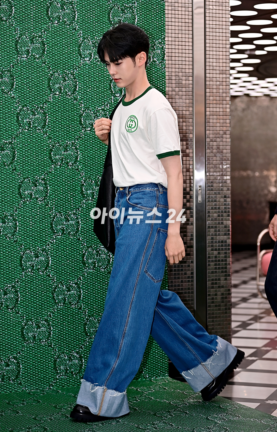 제로베이스원 성한빈이 6일 오후 서울 용산구 구찌가옥에서 열린 구찌(GUCCI) 신제품 출시 기념 행사에서 포토타임을 갖고 있다. [사진=곽영래 기자]