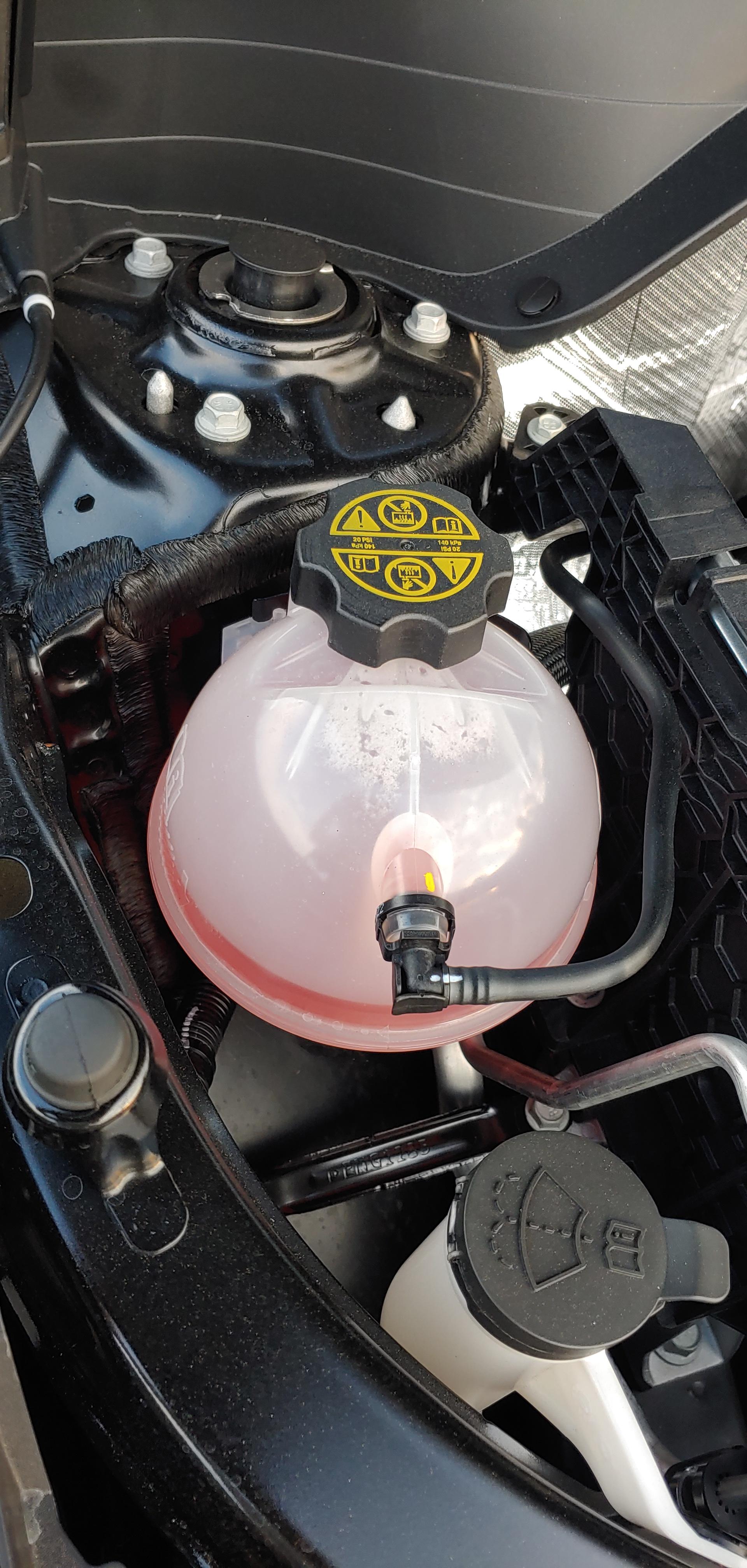 쉐보레 트랙스 크로스오버 워셔액 및 연료첨가제 넣기