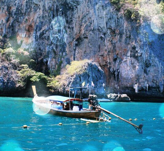 절벽이있는-물가에서-움직이는-배