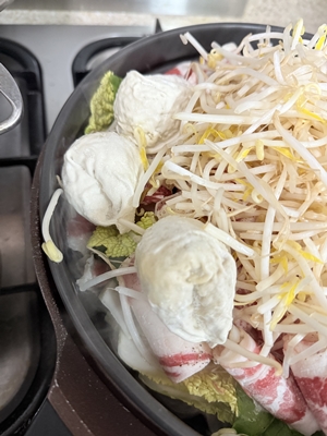 알배추-청경채-우삼겹-숙주-만두를-찜기에서-찌는-이미지