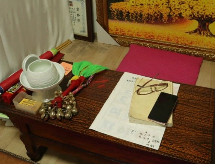 구로 유명한 무당이 점사보는 책상