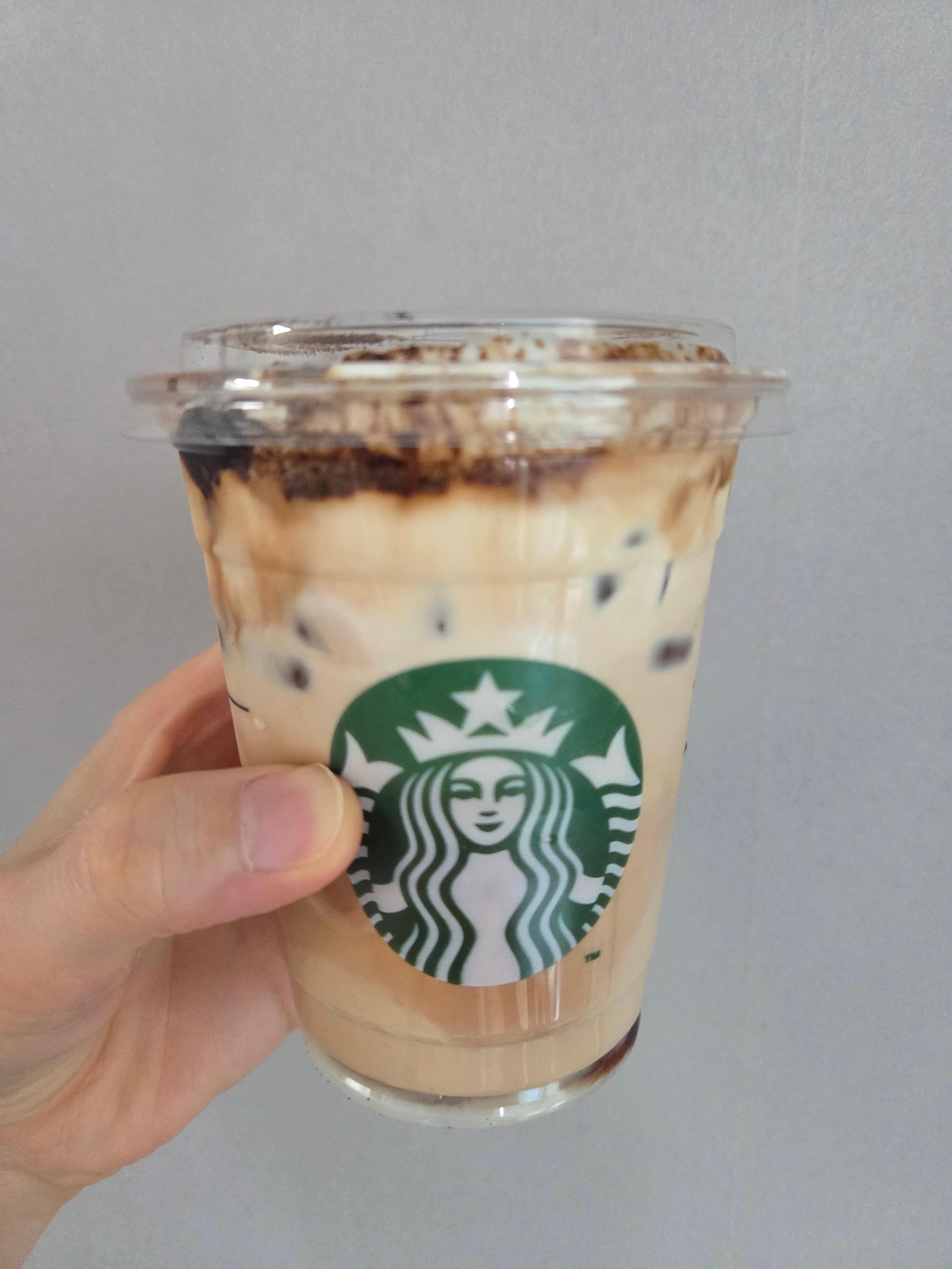 스타벅스 블랙 글레이즈드 라떼 층층이 섞인 라떼와 글레이즈드 소스가 보이는 음료