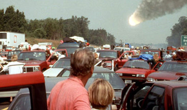 영화 딥 임팩트의 한 장면. 유성이 지구로 떨어지고 있다.