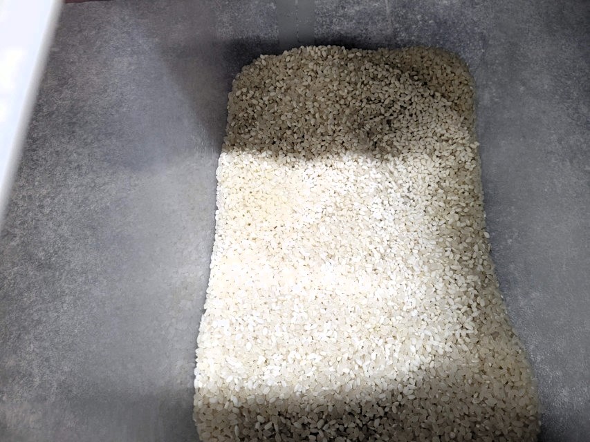 찹쌀과 쌀을 3대1로 미리 섞어둔 쌀통 상태