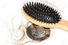 브러쉬-빗에-머리가-한움큼-붙어있는-사진
