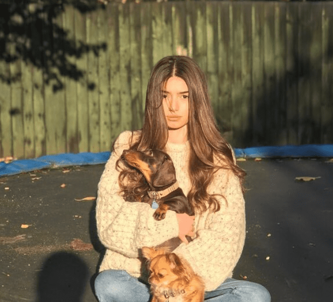 강아지와 함께 사진촬영하는 미미킨