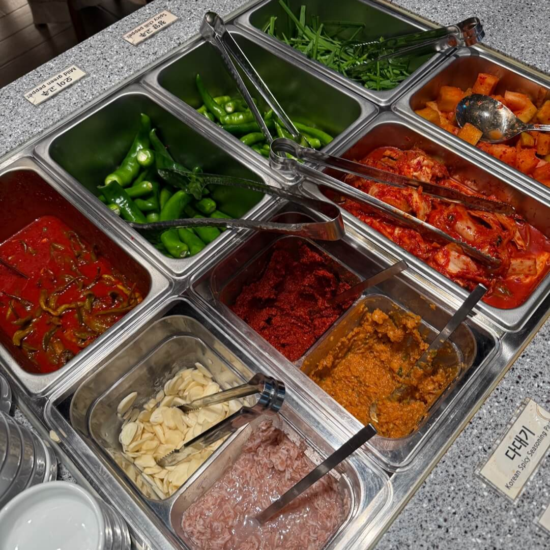 안목성수 반찬 리필 코너 김치 고추 마늘 셀프바