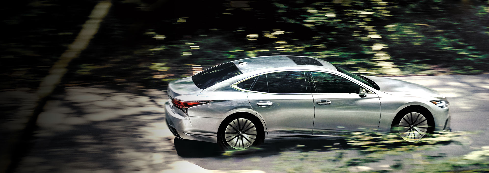 2023년형 LS500h 모델 후측면 주행 사진