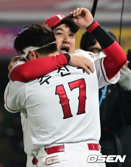 서로 안고 있는 김강민과 추신수 (출처 : OSEN 22/11/09)