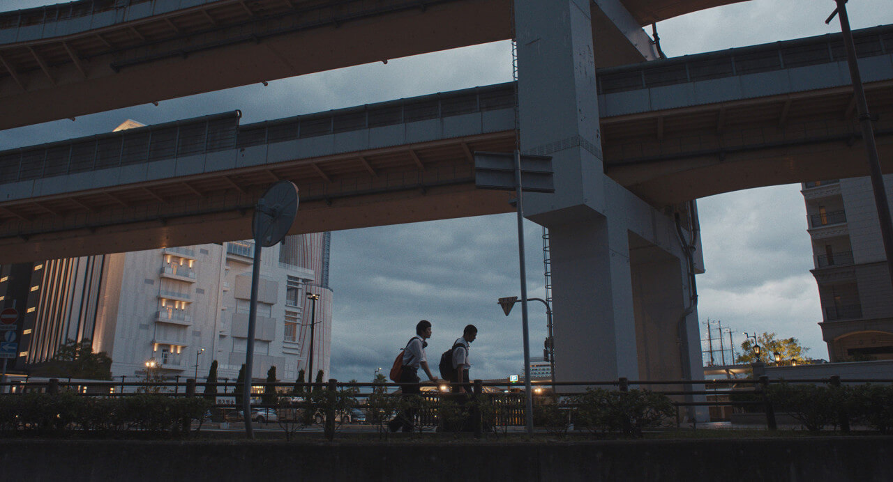 디제잉 장비를 함께 옮기는 유타와 코우