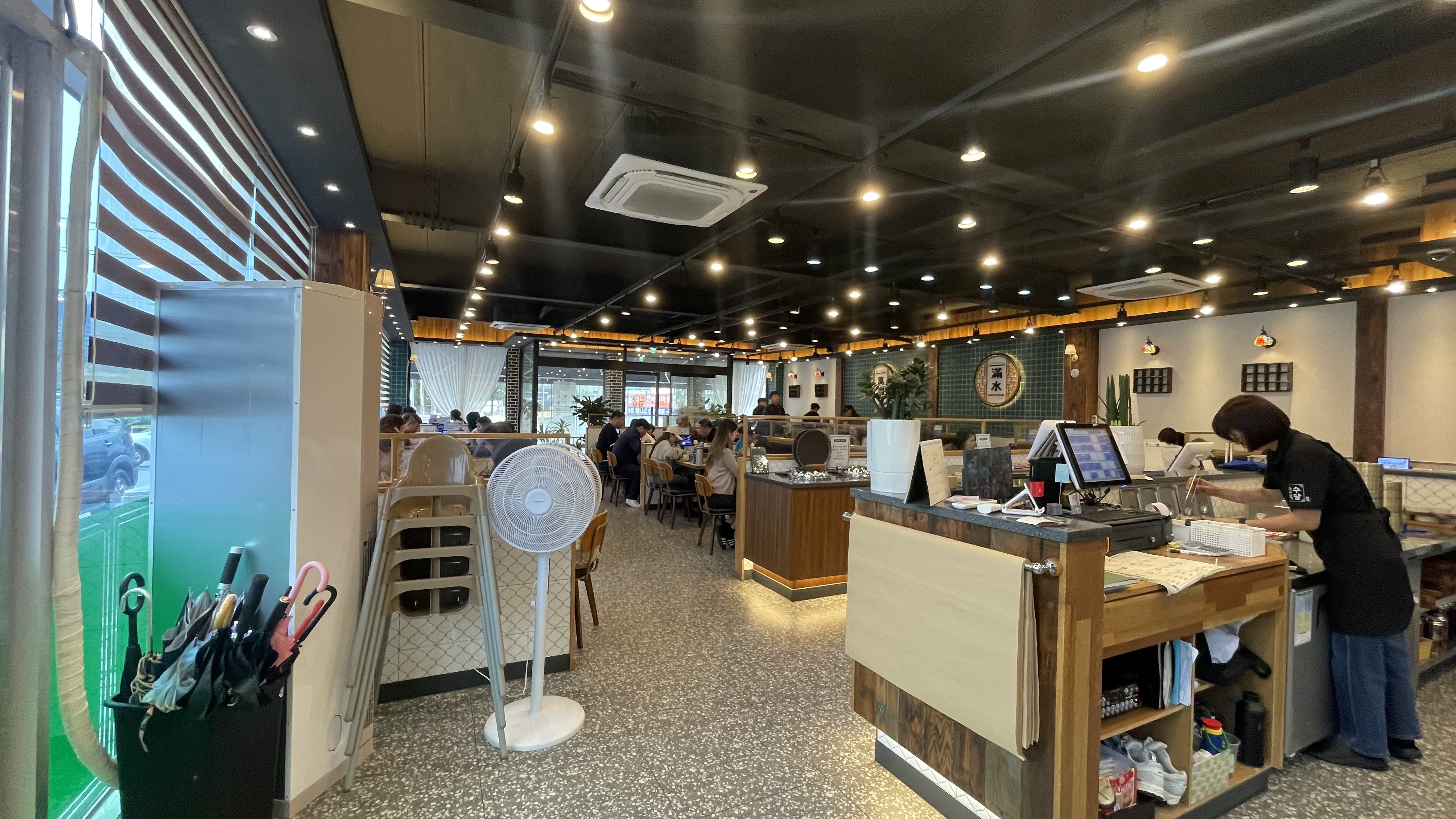 만수식당 내부