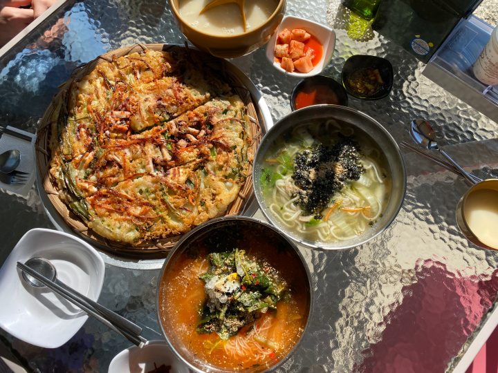 위에서찍은-파전-칼국수-열무국수