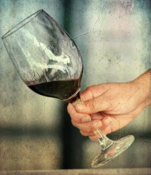 와인이-담여있는-술잔