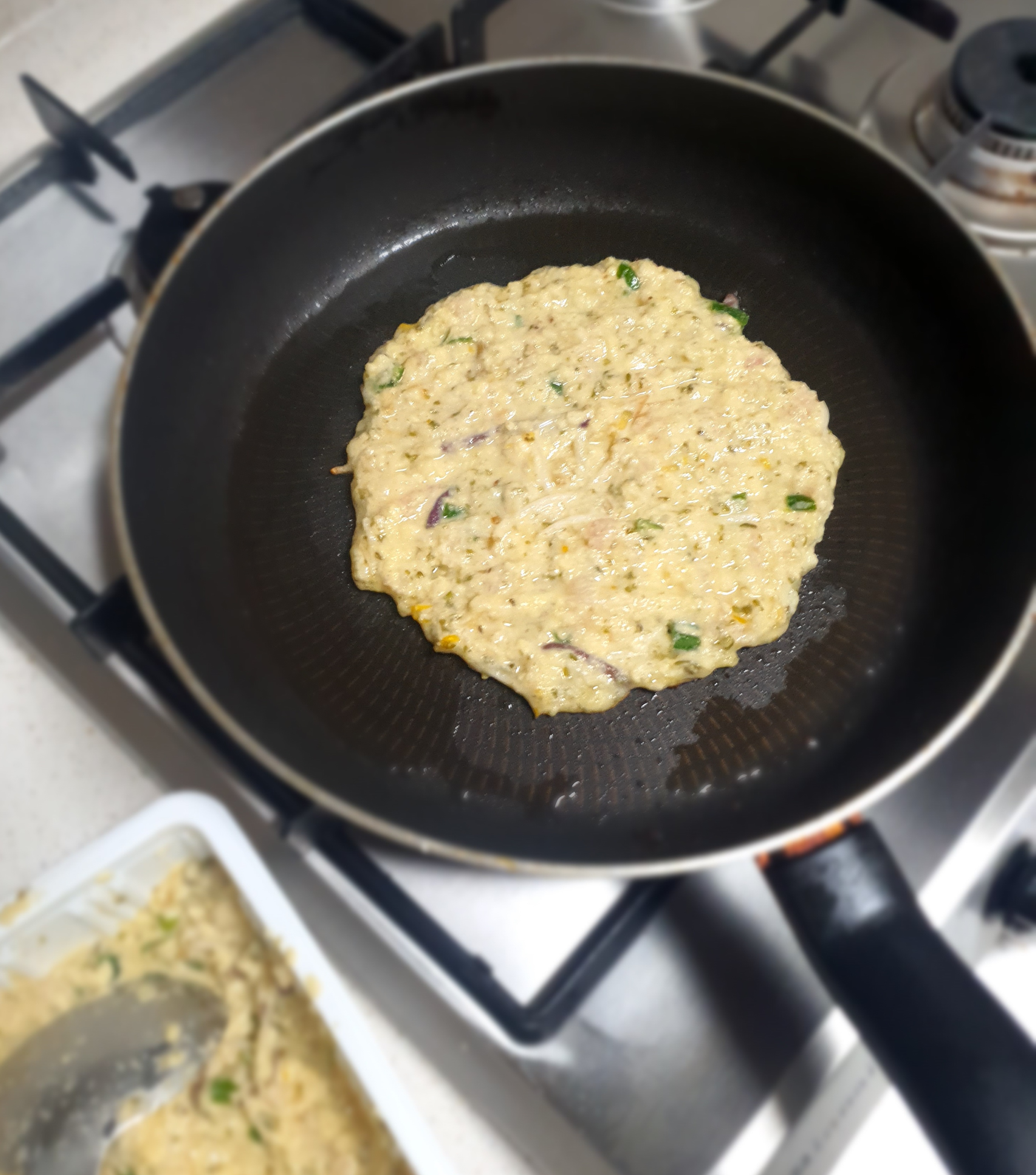 국자로-반죽을-떠서-예열한-팬에-부칩니다.