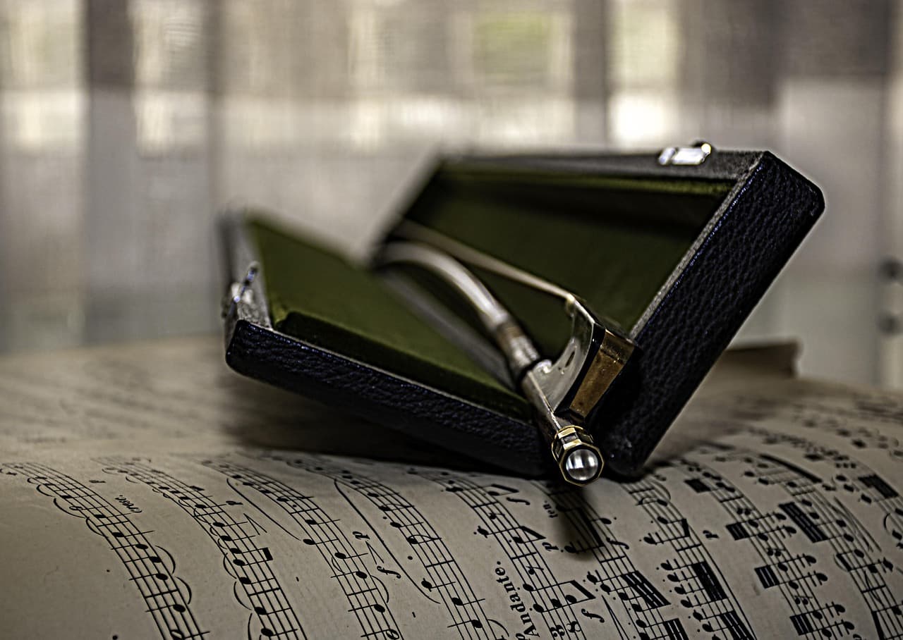 스즈키 바이올린 1권 - 『봄바람(May Song)』: 모차르트의 봄맞이 노래로 배우는 점음표 리듬과 줄 바꿈 테크닉