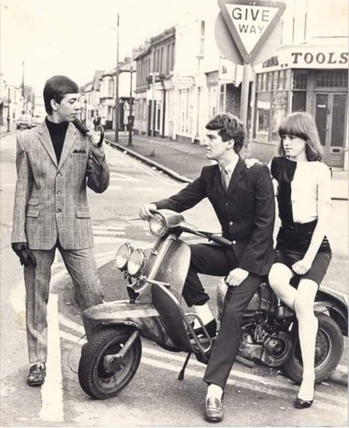 모드 룩 – 세련됨과 미래적 감각