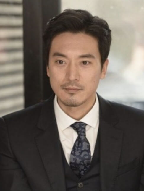 정장을입은-남성의모습