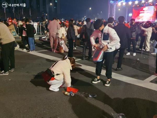 경기 후 쓰레기를 줍는 시민들 ⓒ김진흥