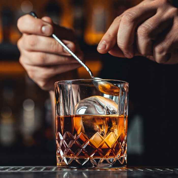 믹싱 글라스에서 차갑게 스티어링되는 오악사카 올드 패션드 제조 과정