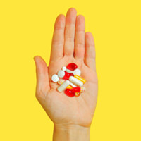 알약을-들고있는-사진