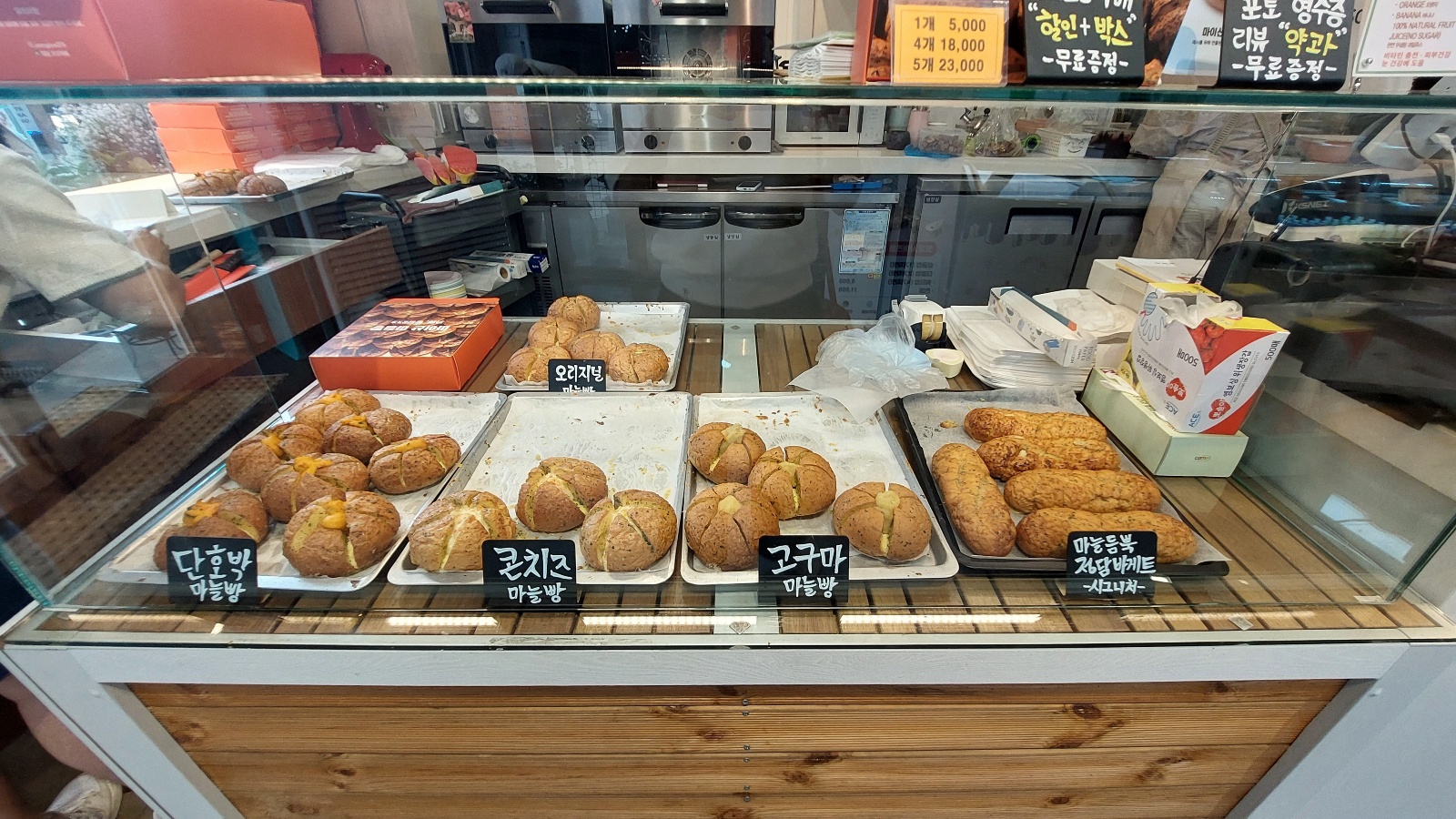 육쪽마늘빵 진열대 모습