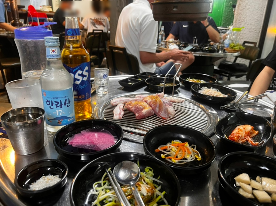 제주 함덕 이어돈의 흑돼지와 반찬이 함께 차려진 한상차림 모습
