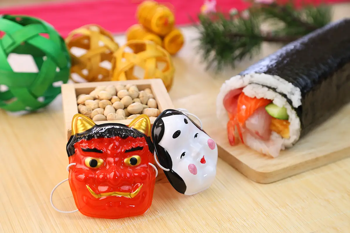 절분에는 콩을 던지거나 에호마키(오른쪽 김밥같이 생긴것)를 먹습니다