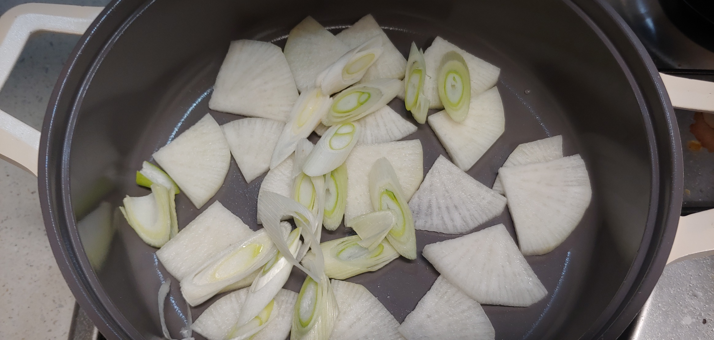 무를 미리 깔아서 시원한 육수를 내줄겁니다.