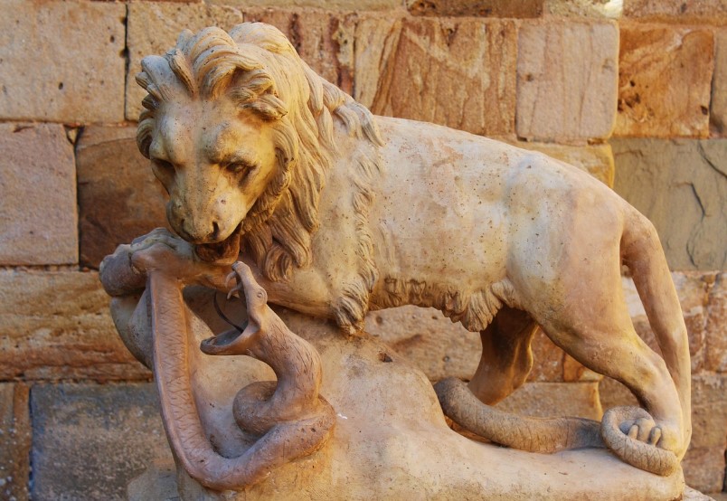 오리엔트 하면 떠오르는 석상