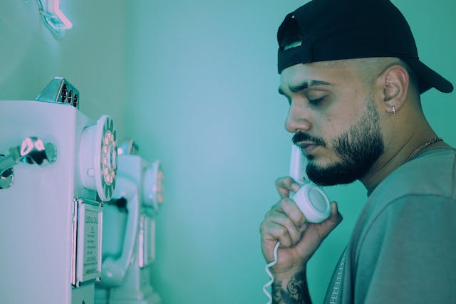 의심스러운 전화를 받는 사람 사진