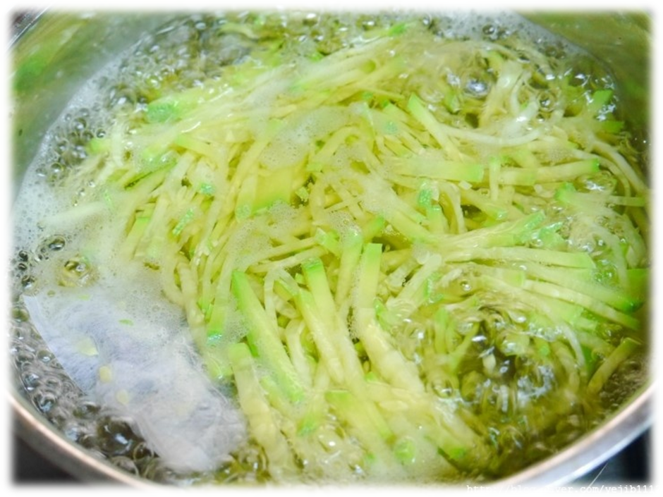 STEP4 

애호박이 투명해지면 간장을 넣어 주세요.

🥕 간장 0.5T
✅ 센불

💡 얇게 채 썰어서 금방 익어요!